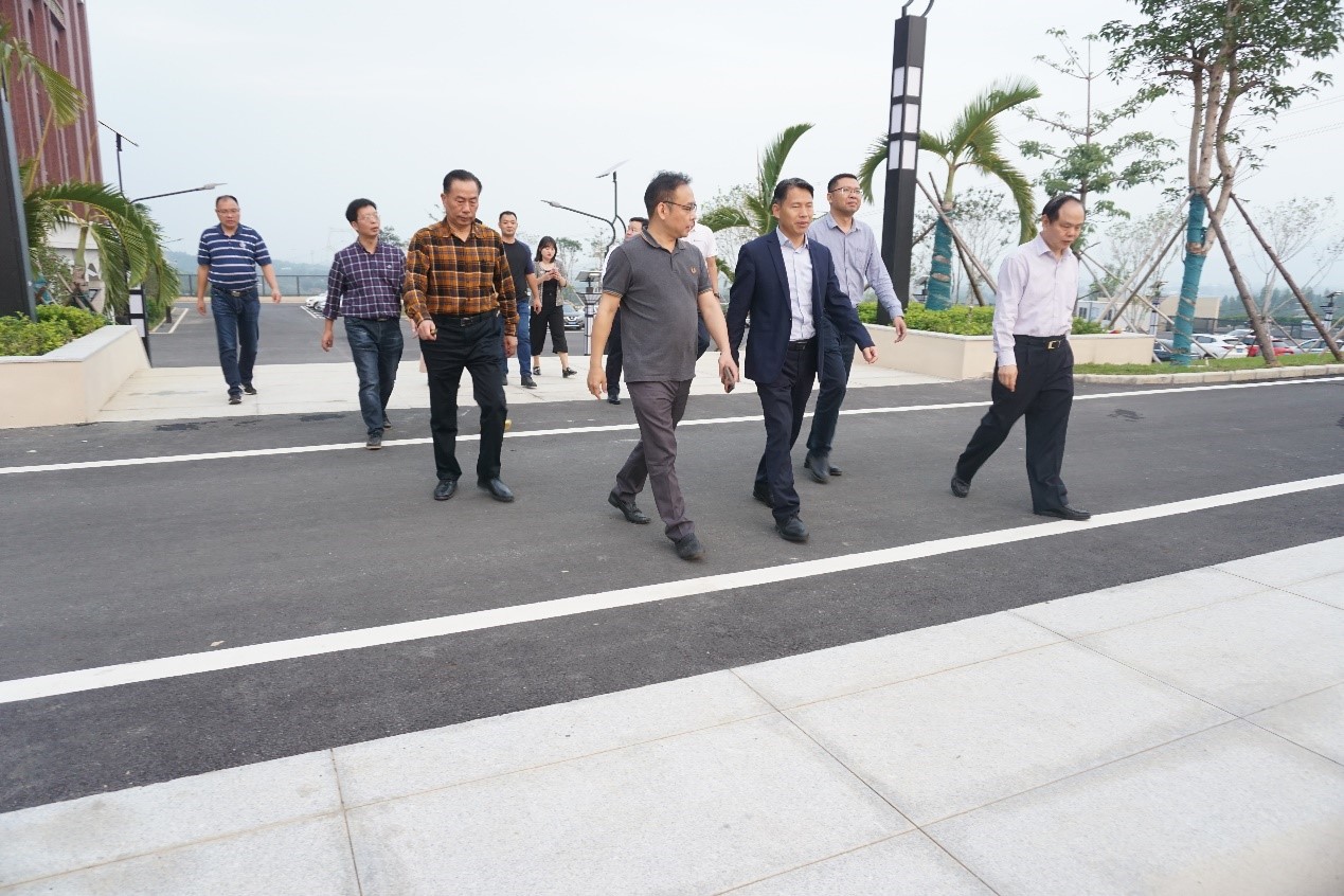 陈书记实地查看校园.jpg